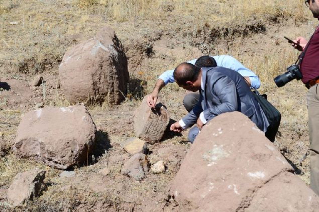 - 'u an itibariyle hepsi korunakl'  <br><br>  Erzurum Mze Mdr Arkeolog Hsn Gen, inceleme sonras gazetecilere yapt aklamada, ihbar zerine Tortum ilesine bal Kireli Mahallesi'nde yaptklar incelemede 11 adet ko bal mezar ta ve bir yalak tespit ettiklerini syledi.     