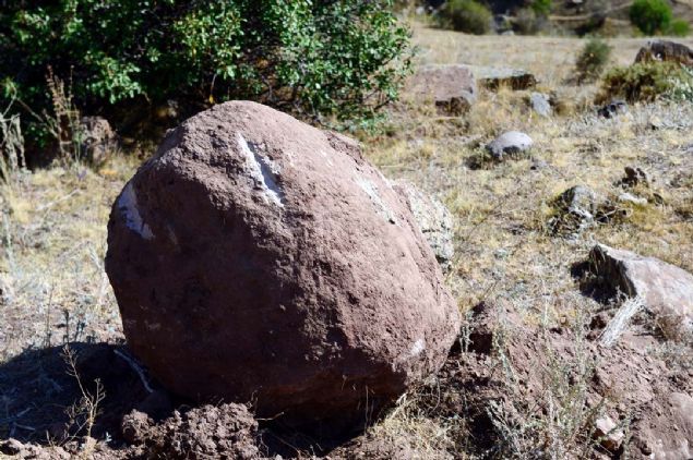 Talarn zerinde Trk tamgalar olduunu grdk. Zaten ko bal mezar talar Trk mezar geleneinin bir yansmasdr. Orta Asya'da ve bu blgede de ok fazla bulunur. Bu, blgede zellikle Erzurum, Narman, Uzundere, Yusufeli ve Erzurum Ovas zerinde ok fazla karlatmz bir durum...    