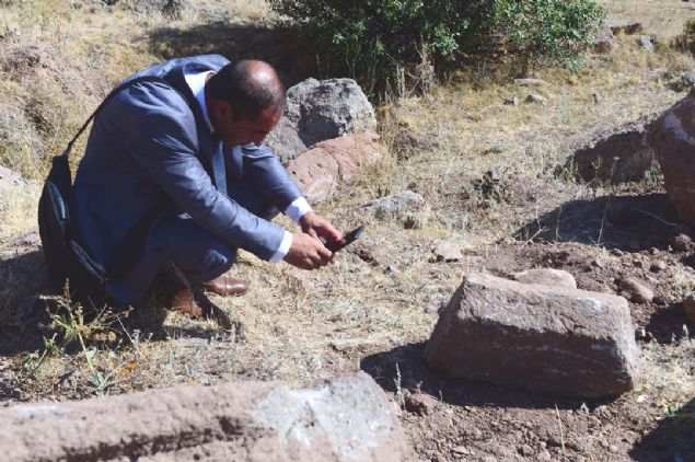 - 'En ok dikkatimizi eken ey tamgalar'  <br><br>  Blgede ciddi anlamda kafas krlm ko bal mezar talarnn olduundan bahseden Kzlkaya, 'Bunlarn salam olmas bizim iin ok deerli. En ok dikkatimizi eken ey tamgalar nk zerlerinde iaretler ve baz motifler oluyordu ama Trk tamgalarnn bulunmas bizim iin ok daha deerli. En azndan hangi boya ve dneme ait olduu ynnde daha ok ipucu veriyor...   