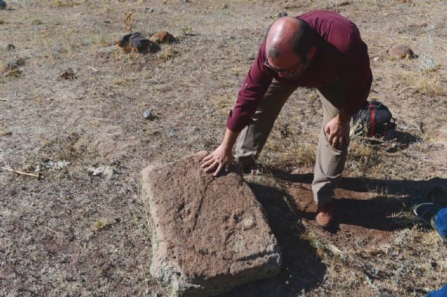 Burada da topran alt tarafndan kk ko veya koyun motiflerinin kmas Orta Asya Trk geleneinin bir yansmas olarak karmza kyor. Bunlar uzmanlar tarafndan incelenecek ve tarihlendirme ona gre yaplacak. Etraftan kafataslar da kt. mkan olursa onlarda da inceleme yaparak doru tarihlendirme daha iyi yaplacaktr.'          