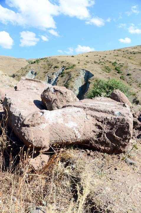 'Bu ko bal mezar talarnn bir tanesinde Anadolu'nun en eski Trk izlerini barndran ve gsteren tamgalar bulundu. Bunlar daha sonra incelenerek bilim dnyasyla paylalacaktr.   <br><br<  Burada, 10 ko bal mezar ta, bir adet ise yalak denilen su ta bulundu. u an itibariyle hepsi korunakl. lk incelemelerimize gre bunlarn yaklak M 600'l yllardaki skit Trklerine ait olduunu dnyoruz ancak detayl incelemelerimiz sonucunda kesinleecektir.'     
