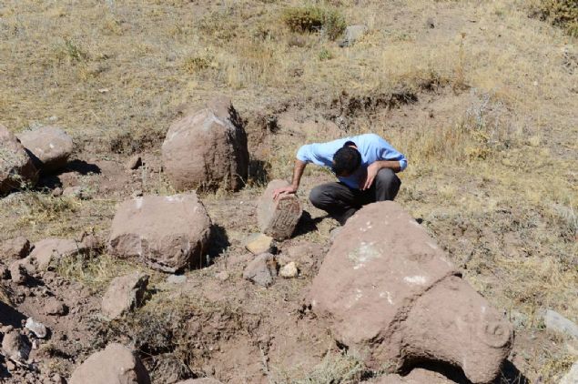 'Buras Eski Ky muhiti olarak geiyor. Alt taraftaki dzlk blgede muhtemelen yerleim olduundan bu isimle anlyor. Daha nce o blgede de ko bal mezar talar vard fakat bir ounun kafas krlmak suretiyle atld sylendi, kurtarabildiklerimizi o dnemde kurtarmtk...    
