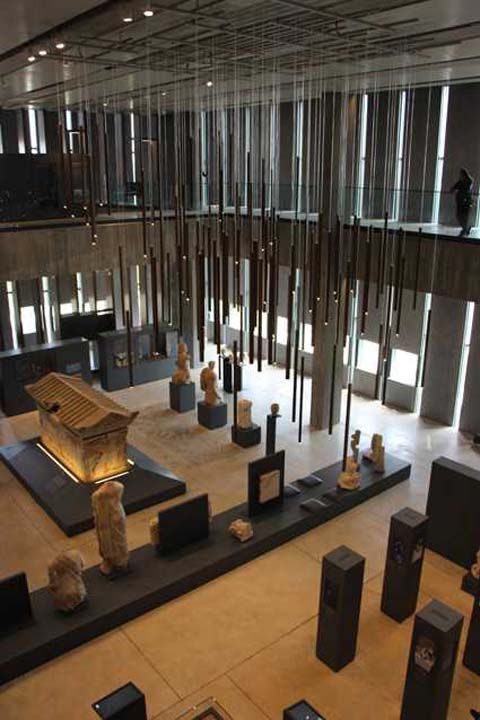 24 paralk Troya altn koleksiyonu bata olmak zere bu tarihi antik ehre ait pek ok eyin sergilendii mze, ald gnden bu yana youn ilgi gryor. 