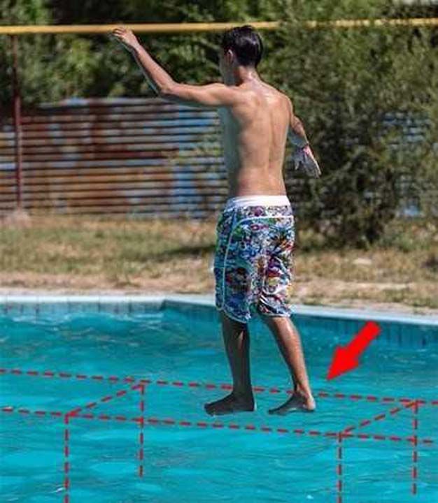 H�ner genellikle �amurlu ve bulan�k nehirlerde veya y�zme havuzlar� gibi insan yap�m� sularda yap�l�r. Ana hedef esas olarak izleyicilere g�r�nmeyen, cam veya a��k plastik bir platform olu�turmakt�r.     