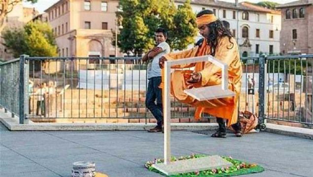 Bu g�sterinin nas�l yap�ld��� ge�ti�imiz y�llarda bir �ok kez g�zler �n�ne serildi. �lizyonun s�rr�n� a��klayan videolar� internetteki video sitelerinde bulmak m�mk�n. Ki�inin havada kalmas�n� sa�layan asl�nda �elikten bir konstr�ksiyon. 