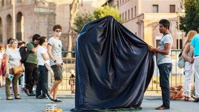 Daha sonra bez a�a��ya indiriliyor ve bir adam�n, di�erinin �zerinde ba�da� kurarak oturdu�u g�r�l�yor. Manzara kar��s�nda �a�k�nl���n� gizleyemeyenler, dakikalarca kar��lar�nda dikilerek ya�ananlar� izliyorlar.   <br><br>  Y�zleri �rt�l� iki g�sterici, saatlerce bu vaziyette dururken yoldan ge�enler kendilerine bol bol bah�i� vermeyi de ihmal etmiyorlar. 