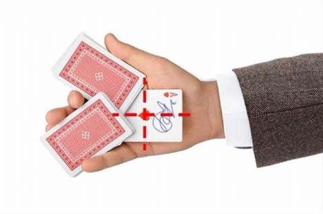 Sihirbaz, izleyiciden birine rastgele bir karta imza atmas�n� ister. Ard�ndan 4 par�aya b�ler ve imzalanm�� kart� seyircilerin �n�nde sihirli bir �ekilde eski haline getirir.   <br><br>  S�rr� olduk�a basit: ill�zyonist cebinde katlanm�� bir karta sahip ve imzalanm�� kart� onunla de�i�tiriyor. Gizli kart y�rt�l�r ve imzalanm�� kart m�kemmel g�venlidir.   