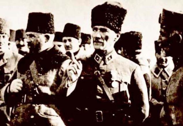 97 y�l �nce bug�n Mustafa Kemal Atat�rk �nderli�inde ger�ekle�en B�y�k Taarruz, T�rk ordusunun zaferiyle sonu�land�.  <br><br>  20 Temmuz 1922'de kendisine 4. kez ba�komutanl�k yetkisi verilen Mustafa Kemal, i�galcilere kar�� haz�rl�klar�n� gizlice y�r�tt�.   