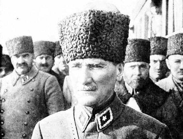 Geri �ekilmeye ba�layan Yunan ordusu ile T�rk askerleri aras�nda �iddetli �at��malar ya�and�. T�rk ordusu, Yunan askerlerini takibi s�rd�rd�.  