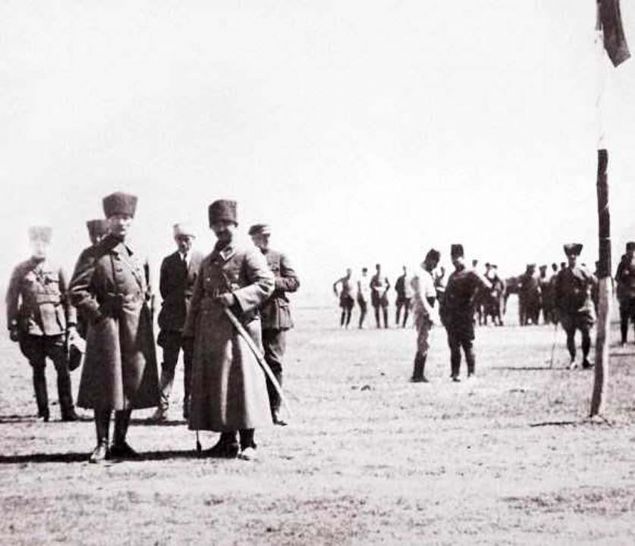 Yakla��k yar�m saat s�ren yo�un bombard�manla Yunan mevzileri b�y�k y�k�ma u�rat�ld�.  