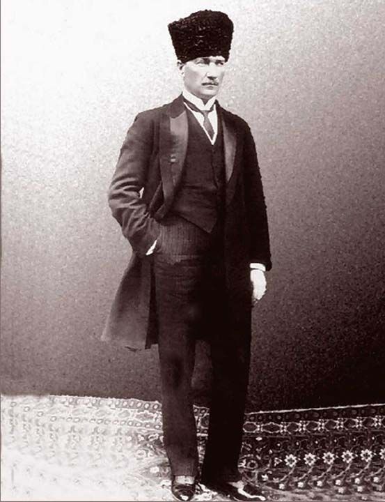 �anakkale ve Sakarya sava�lar�nda i�galci g��ler geri p�sk�rt�l�rken, Ba�komutanl�k Meydan Muharebesi ilk kez zaferle sonu�lanan taarruz sava�� olarak tarihe ge�ti. 