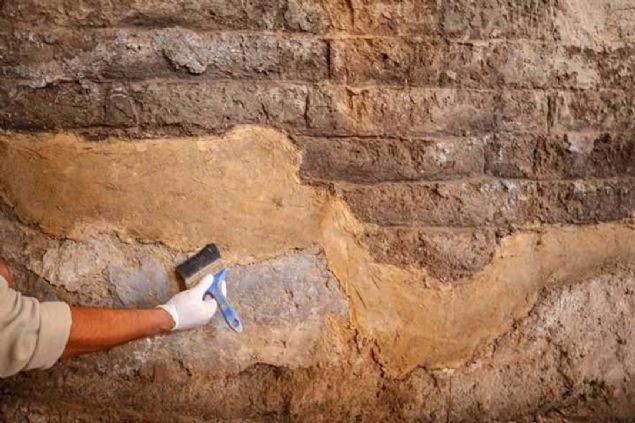 Burada grdmz ve arkeoloji literatrnde Msr mavisi olarak tanmladmz sentetik bir boya. nsan eliyle yaplm, kimyasal karmlardan oluuyor. Bu ynyle de ok zel... 