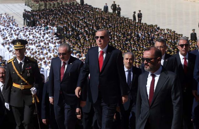 Cumhurba�kan� ve beraberindekiler, daha sonra Misak-� Milli Kulesi'ne ge�ti. Erdo�an, burada An�tkabir �zel Defteri'ni imzalad�.  