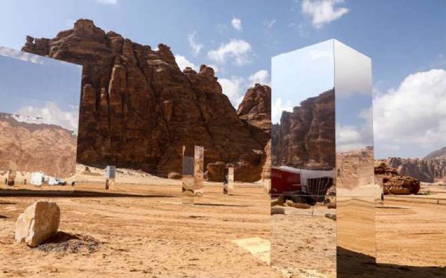 Al-Ula, Suudi Arabistan  <br><br>  Winter at Tantora Festival'i kapsam�nda Maraya Konser Salonu d���na yerle�tirilen aynalar.  