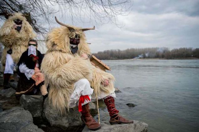 Budape�te, Macaristan  <br><br>  Ge�it T�reni i�in giyinen kat�l�mc�lar, nehri ge�mek i�in bekliyorlar.       