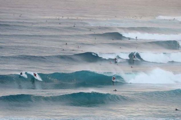Gold Coast, Avustralya  <br><br>  Snapper Rocks'ta s�rf��ler.   