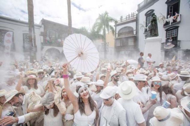 La Palma, �spanya  <br><br>  Los Indianos karnaval� i�in talk pudras�na bulanm�� halk.     