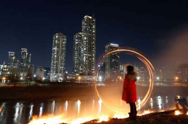 Seoul, G�ney Kore  <br><br>  17 �ubat'taki ay festivalinde k�t� ruhlar� kovalamak i�in 'Jwibullori' ate� topunu d�nd�ren bir kad�n.  <br><br>  (MSN) 