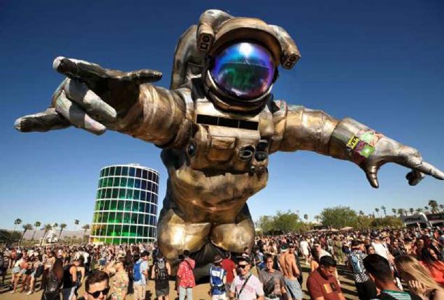 Indio, California, ABD  <br><br>  Poetic Kinetics taraf�ndan yarat�lan astronot heykeli, Coachella M�zik Festivali'nde arz-� endam ediyor.      