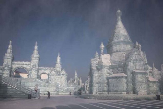 Harbin, �in  <br><br>  Harbin Uluslararas� Buz ve Kar Festivali i�in yap�lm�� buzdan heykeller.  