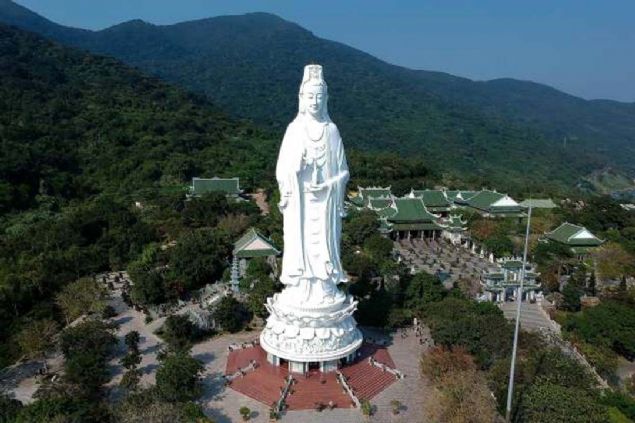Danang, Vietnam  <br><br>  67 metre uzunlu�undaki 'Lady Buddha' heykeli.  