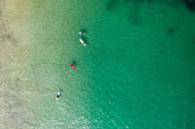 Hong Kong  <br><br>  Dalga bekleyen s�rf��ler.    