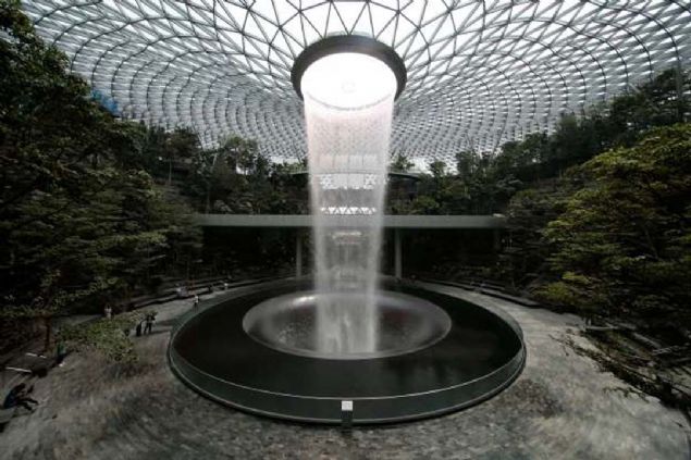Singapur  <br><br>  Jewel Changi Havaliman�'nda yer alan, d�nyan�n en b�y�k kapal� alan �elalesi 'Ya�mur Girdab�'    