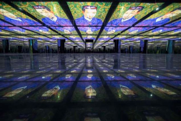 Paris, Fransa  <br><br>  Vincent Van Gogh'un duvarlara, tavanlara ve yerlere yans�t�lan eserleri, onun d�nyas�n�n i�ine girme olana�� sa�l�yor.     