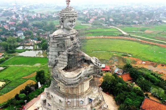 Hanoi, Vietnam  <br><br>  72 metrelik devasa Buddha heykelinin in�aat�ndan bir g�r�n�m. 