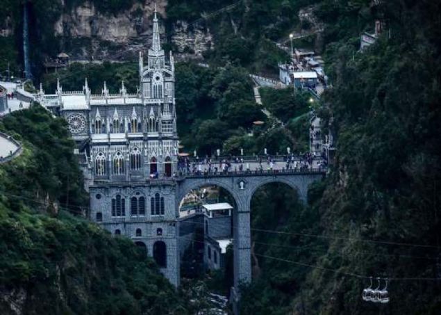 Ipiales, Kolombiya  <br><br>  Kolombiya'n�n en g�zel kilisesi kabul edilen Las Lajas Tap�na��.   