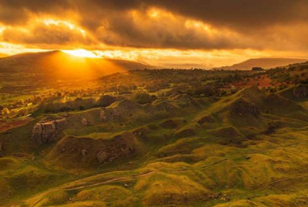 Galler, �ngiltere  <br><br>  Ysgyryd Fawr Da��'nda g�n do�umu.    