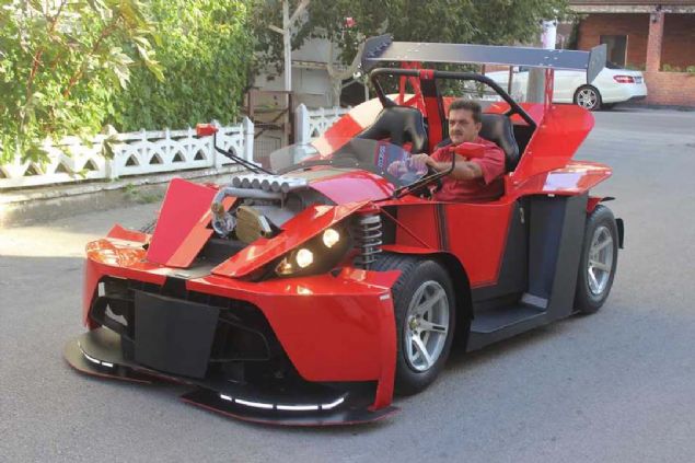 Yurt dnda insanlar kendi garajlarnda kendi otomobillerini yapp, kuruldan getikten sonra ruhsat alabiliyorlar, ama Trkiye'de bu maalesef yok. Onun iin bu arac zel pistlerde kullanabiliyorum' dedi. 