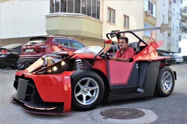 Yllarca otomobil tamircilii yapan ve 2000 ylnda emekli olan Hakan Akgn, ayn zamanda eski bir otomobil yars.  