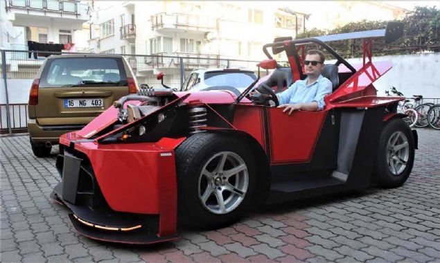 Evinin nndeki garajda sergilenen otomobil ara tutkunlar tarafndan uzun uzun inceleniyor. Hakan Akgn, 6 ayda yapp 150 bin laraya mal olan otomobilini 300 bin liraya sata kartt. 