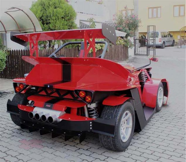 Trkiye'de kendi otomobilini yapanlarn ruhsat alamamasndan dolay otomobili Akgn zel pistlerde kullanyor.  