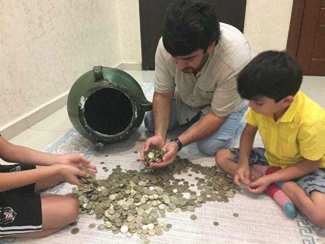 Siirt'te esnafl�k yapan Serdar �zye�il, 9 �ubat 2013'te bir arkada��ndan ald��� eski ya� k�p�n�, i�inden madeni paralar�n at�labilece�i tahta ile kapatarak o d�nem 4 ya��nda olan Muhammed Salih ve 2 ya��nda olan Muhammed Ali i�in kumbaraya d�n��t�rd�.   