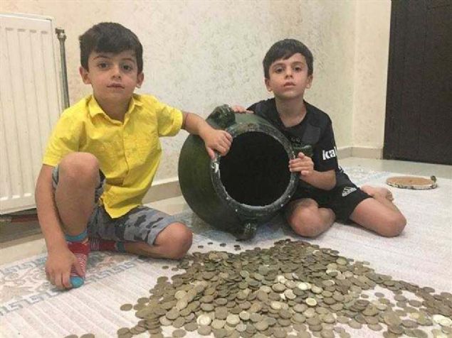 K�p�n 100-150 y�ll�k oldu�unu tahmin etti�ini belirten �zye�il, 'Arkada��ma, k�p� nereden buldu�unu sormu�tum. Kendisi de annesinin anneannesi taraf�ndan hat�ra olarak kald���n� ve bana hediye edebilece�ini s�yledi.  <br><br>  Ben de tarihi ve manevi bir de�eri oldu�u i�in kabul etmedim ancak bir hafta sonra arkada��m ailesiyle bize geldi�inde k�p� de yan�nda getirmi�ti. Bizim de kumbara ser�venimiz i�te tam da bu tarihten sonra ba�lad�.' dedi.   <br><br>  Tahta kapak yapt�rd��� k�p� 1 lira madeni para at�labilen kumbaraya d�n��t�rd���n� ifade eden �zye�il, �evredekilerin 'bu k�pten kumbara m� olur?' s�zlerine ald�r�� etmeden 'Damlaya damlaya g�l olur.' atas�z�n� hayata ge�irece�ini anlatt���n� aktard�.   