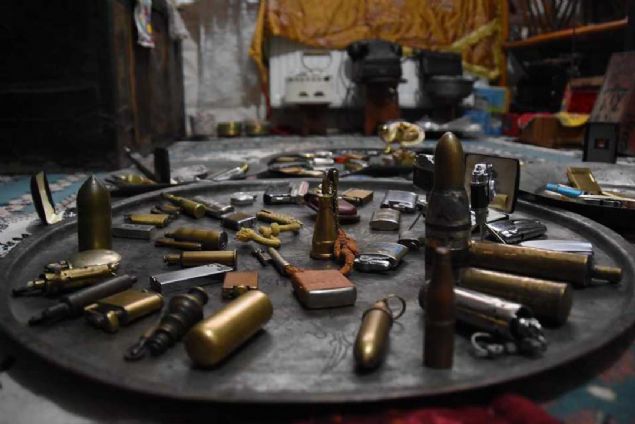 Biriktirdi�i e�yalar�n i�inde �zellikle �akmaklara daha �ok ilgi g�steren �elik�in koleksiyonunda 100 �akmak bulunuyor. Elindeki en yeni �akma��n 1980 y�l�na ait oldu�unu ifade eden �elik, koleksiyonunda Osmanl� d�nemine ait bir�ok otantik �akmak bulunduruyor. 