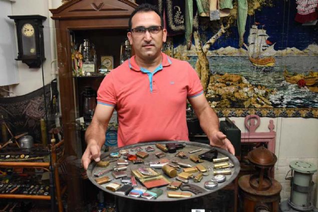 Eski�ehir�de Ali �elik (39), 8 y�ld�r biriktirdi�i yakla��k 20 bin TL de�erindeki �akmak koleksiyonunu sat�l��a ��kard�. �zel g�venlik g�revlisi Ali �elik, �ocuklu�undan bu yana pul, para, saat, t�fek, han�er, �akmak gibi bir�ok e�yay� biriktirmeye ba�lad�. 