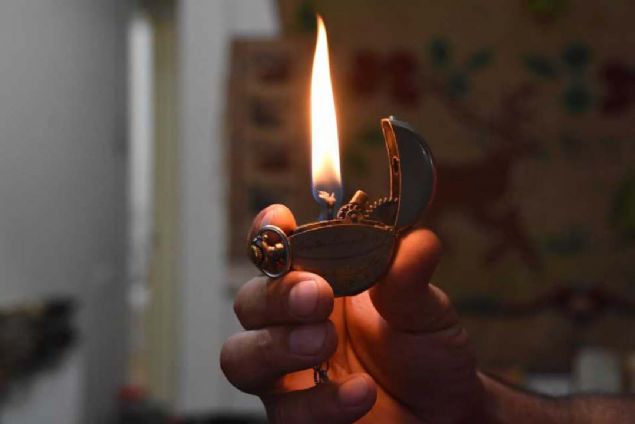 �akmaklar�n �o�unun Osmanl� d�nemine ait olmas� nedeniyle Osmanl�ca ��renen �elik, koleksiyonundaki en eski �akma��n ise 1902 y�l�na ait oldu�unu belirtti. �elik, ev almak i�in koleksiyonunu sat��a ��kard���n� s�yledi. 