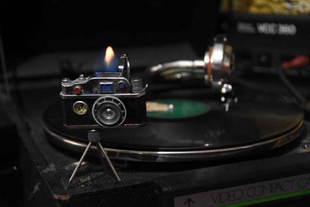 Osmanl�ca, Frans�zca, �spanyolca ve �ngilizce r�sumlu �akmaklar da mevcut. Mermi, foto�raf makinesi, �izme, tabanca ve farkl� �ekillerde �akmaklar var. Ev almay� d���nd���m i�in koleksiyonumu satmaya karar verdim. Koleksiyonuma 20 bin lira de�er bi�tim. Bunlar� tek tek toplamaya �al��san�z belki 10-15 senenizi alabilir' diye konu�tu. 