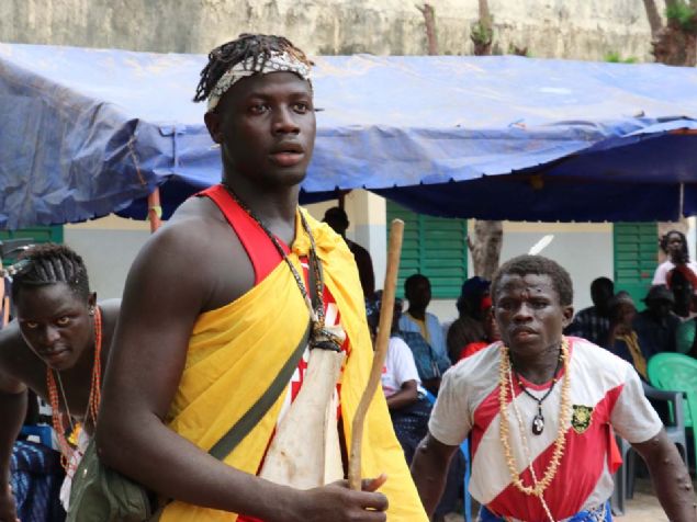 Ruhlarla aras�ndaki ruhani ba�lant� kesilmemesi i�in bile�indeki saatten ba�ka teknolojik ara� ve gere� kullanmayan Kral�n, halk� ve d��ar�s� ile ba�lant�s�n� sa�layan 3 tane yard�mc�s� bulunuyor.            