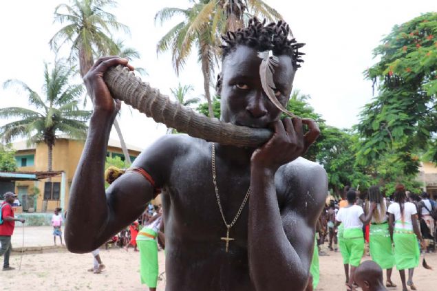 Getirilen k�rtasiye malzemelerinin Oussouye'li �ocuklar�n e�itimlerine �nemli katk�lar sa�layaca��na i�aret eden Kral, 'T�rkiye tebama yard�m etti�i i�in minnettar�m. Bu �ocuklar yar�n bir yerlere geldi�inde Oussouye'ye ve Senegal'e b�y�k katk�lar sa�layacak.' diye konu�tu.  