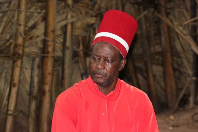 Arabulucu Kral Sibilumbai  <br><br>  Resmi bir yetkisi olmasa da me�ru bir siyasi ve geleneksel akt�r olarak g�r�len Kral Sibilumbai, �lkedeki b�t�n otoriteler taraf�ndan sayg� g�r�yor.  