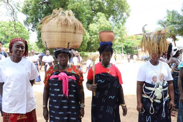 Zaman zaman ayr�l�k�� faaliyetlerin g�r�ld��� Kazamans'da Kral bar���n sa�lanmas�nda �nemli rol oynuyor. Kral Sibilumbai, devlet ile ayr�l�k��lar aras�nda arabuluculuk vazifesini g�r�yor.      