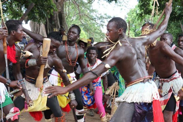 Son kral Sibilumbai, 2000�lerin ba��nda Kazamans b�lgesindeki isyanda ve Oussouye�de bar���n sa�lanmas�nda �nemli bir rol oynad�.  