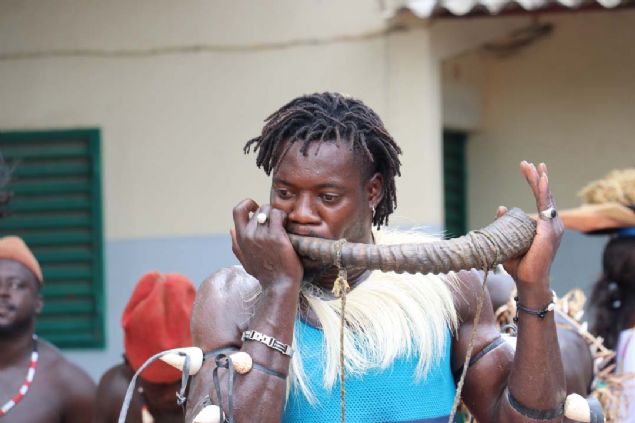 �htiyar heyeti 16 y�l sonunda ismi Olivier Diedhiou olan ve �nceki hayat�nda tamircilik yap�p g�venlik g�revlisi olarak �al��an yeni kral�, ruhlar taraf�ndan i�aret edildi�i gerek�esiyle y�netime getirdi. Olivier, geleneklere g�re Sibilumbai Diedhiou ismini alarak tahta ge�ti.      