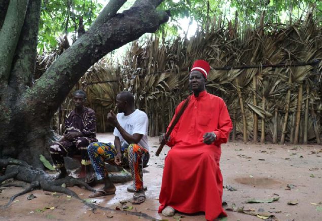 Kral se�ildi�inde kutsal ruhlar� devralarak tanr�lar� Ata Emit ile tebas� aras�nda el�ilik vazifesi g�r�yor.       
