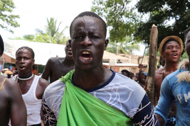 Oussouye'de kral se�ilen ki�i tevdi edilen bu g�revi reddedemedi�i gibi �lene kadar b�rakam�yor. Kral, Oussouye'de hayat� boyunca tahtta kalmak zorunda.  