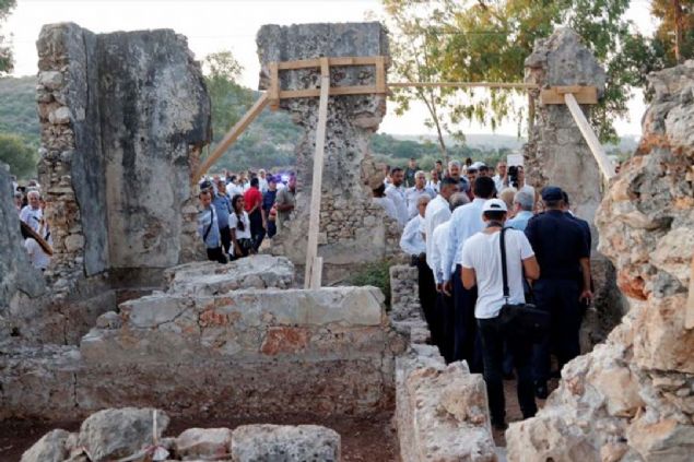 Bu topraklarda var olan kltr ve medeniyetlerden kalan her eyi sahiplenme, koruma ve yeni nesle aktarmann insanlk grevi olduunu belirten Karalolu,   <br><br>  Patara'da nemli iler yapld. Yaplan kaz ve restorasyon almalar srasnda Osmanl dnemindeki ilk telsiz telgraf istasyonu bulundu. Bu istasyon 1900'l yllarn, 20. yzyln banda yapld.   <br><br>  Osmanl'nn hasta adam dendii, yava yava tarihten ekilmek zere olduu bir dnemde, gnnn son teknolojisini uygulayabilen, takip edebilen bir lke olduunu gryoruz.' dedi.    